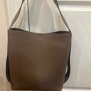 Jolina bucket Tote